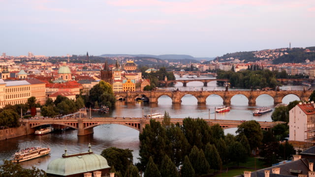 Puente-de-Carlos,-Praga,-República-Checa.-Puente-Carlos-(Karluv-Most)-y-vieja-torre-de-la-ciudad-al-atardecer.