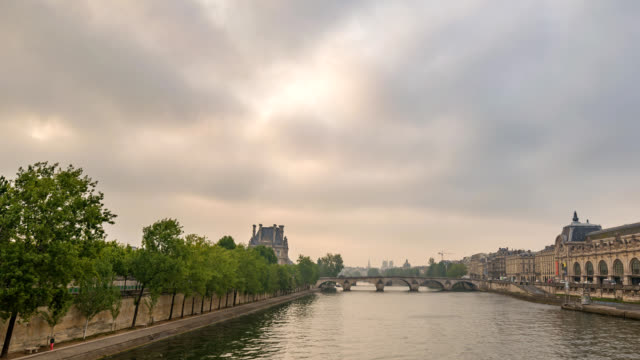 Lapso-de-tiempo-de-Francia-París-4K,-timelapse-del-skyline-de-ciudad-en-el-río-Sena