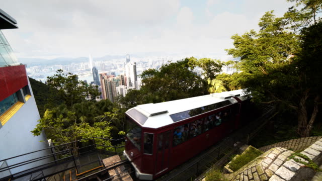 die-Tram-kommt-an-das-terminal-in-Hongkong-Peak
