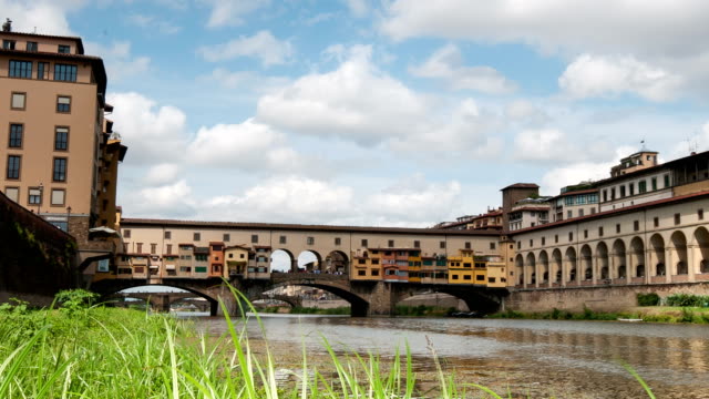 Florenz-in-Italien.-Ponte-Vecchio-an-einem-sonnigen-Tag.-Die-berühmte-mittelalterliche-Brücke-über-den-Arno-in-Florenz,-Italien.-Zeitraffer-und-Zoom-Effekt,-4-K-UHD-Video.-Nikon-D300