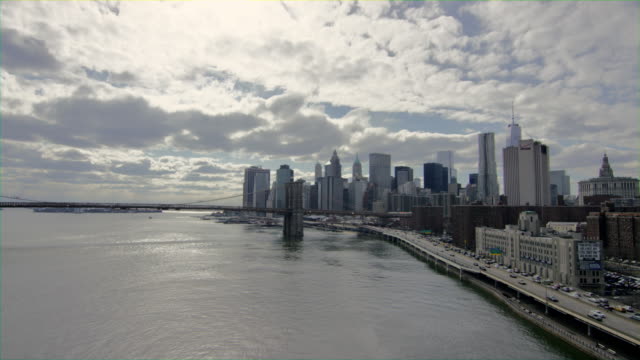 Einen-Panoramablick-auf-die-Brooklyn-Bridge-und-die-Skyline-von-Manhattan.