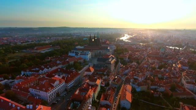 Luftaufnahme-der-Stadt-Prag-und-Pragerburg-und-Fluss-Vitava