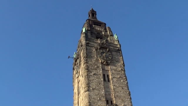 Parte-superior-de-la-torre-del-reloj-en-Amsterdam
