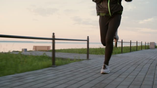 Sportliche-Frau-läuft-am-Morgen