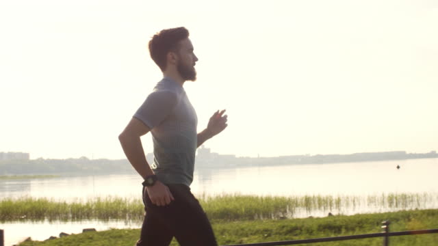 Sportlicher-Mann-läuft-bei-Sonnenaufgang