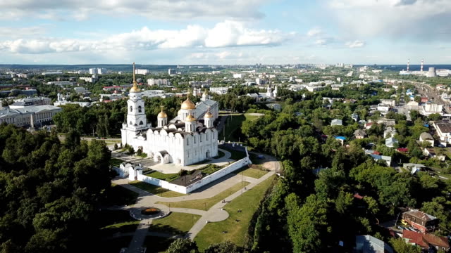 Ansicht-der-Uspenski-Kathedrale-im-Hintergrund-mit-Vladimir-Stadtbild