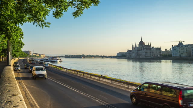 Calle-con-vistas-al-río-Danubio-en-Hungría-timelapse-4K-de-la-ciudad-de-Budapest