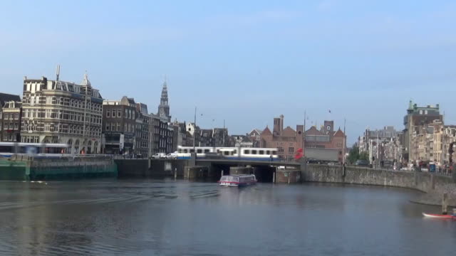Ein-Blick-auf-Amsterdam-Canal-und-stark-befahrene-Straße