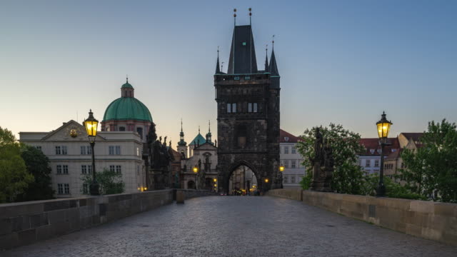 Day-to-night-timelapse-at-Charles-Bridge-in-Prague,-Czech