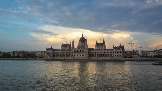 Día-a-noche-timelapse-de-edificio-del-Parlamento-húngaro-en-la-ciudad-de-Budapest,-lapso-de-tiempo-de-Hungría