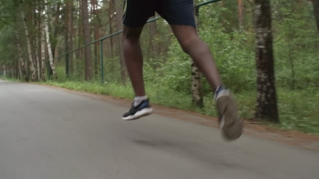 Legs-of-Man-Jogging-Outdoors