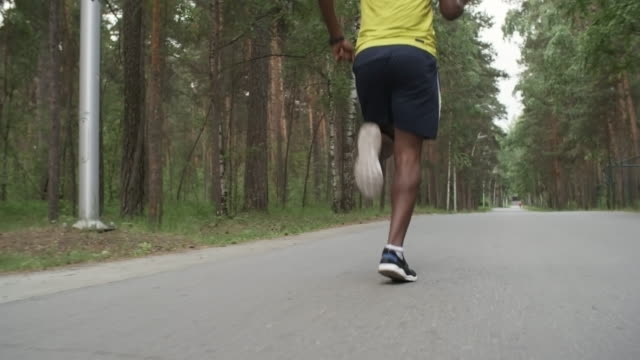 Deportiva-hombre-correr-al-aire-libre