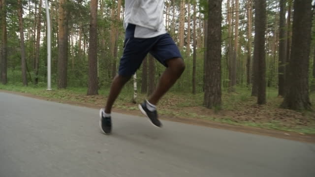 Hombre-negro-para-correr-por-carretera-en-el-bosque