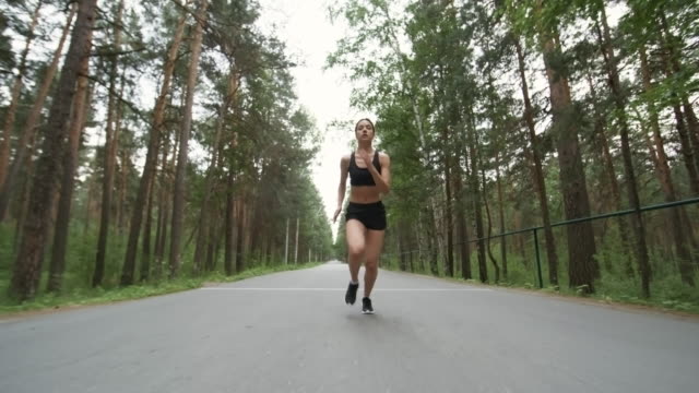 Determinado-corredor-femenino-entrenamiento-al-aire-libre