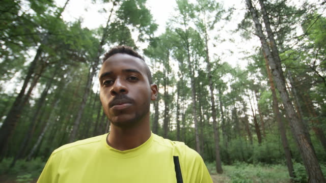 Porträt-von-zuversichtlich-schwarzen-Mann-im-Wald