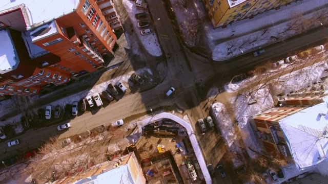 Der-Kopter-fliegt-über-Winter-Straße-in-der-Stadt-Novosibirsk.-Blick-nach-unten