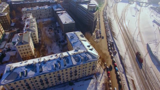 Luftbild-Drohne-Filmmaterial-über-Stadt-Wintertag.-Städtischen-Smog.-Draufsicht-der-Gleisanlagen
