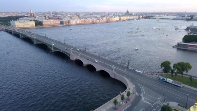 Luftaufnahme-der-Stadt-St.-Petersburg,-Trinity-Bridge-und-die-Newa