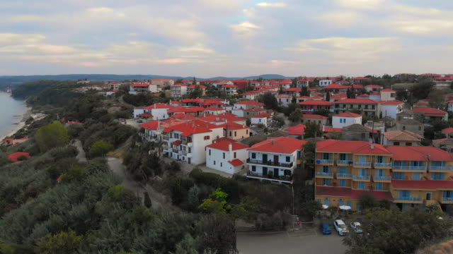 Vista-aérea-de-aldea-griega-en-el-mar-y-en-las-montañas