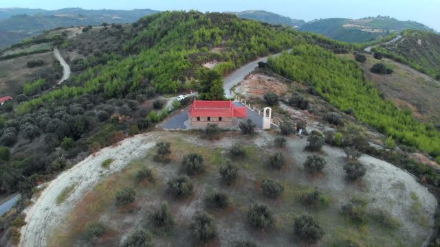 Luftaufnahme-des-griechischen-Dorf-am-Meer-und-in-den-Bergen