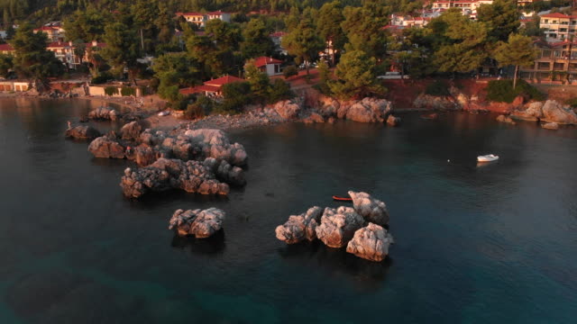 Vista-aérea-de-aldea-griega-en-el-mar-y-en-las-montañas