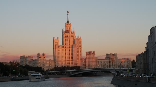 Kotelnicheskaya-Damm-Wolkenkratzer-in-Moskau-am-Sonnenuntergang