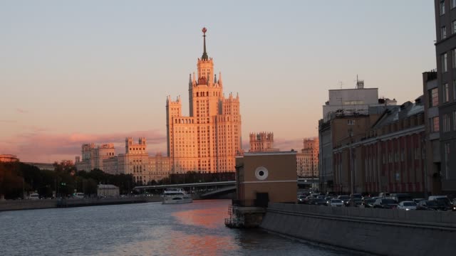 Ansicht-der-Kotelnicheskaya-Damm-Bürogebäude-auf-Sonnenuntergang