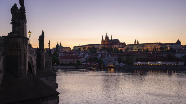 Día-a-noche-timelapse-de-ciudad-vieja-de-Praga-en-República-Checa-en-el-lapso-de-tiempo-de-noche-4K