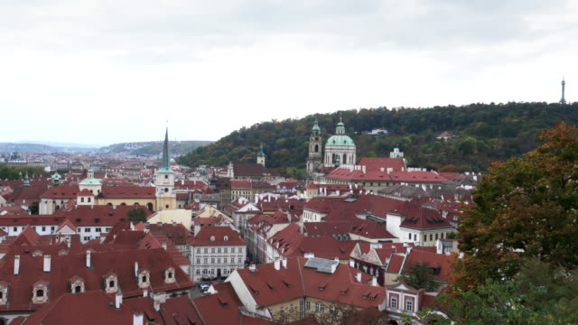 die-roten-Ziegeldächer-der-Prager-Gebäude-wie-von-der-Pragerburg-zu-sehen