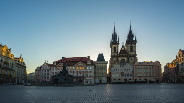 Zeitraffer-Video-der-Prager-Altstädter-Ring-mit-Sonnenaufgang-im-tschechischen-Timelapse-4K