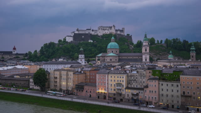 Video-de-lapso-de-tiempo-del-horizonte-de-la-ciudad-de-Salzburgo-en-la-noche-en-Austria-timelapse-4K