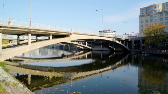 Die-große-konkrete-Brücke-auf-dem-Fluss-in-Stockholm-Schweden