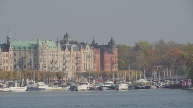 Muchos-veleros-de-acoplamiento-en-la-zona-del-puerto-en-Estocolmo-Suecia