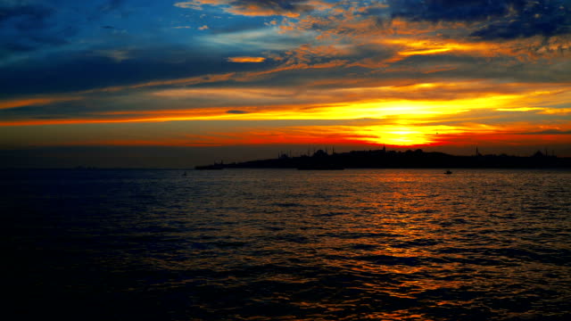 Aussehende-Bosporus-Sonnenuntergang,-roten-Sonnenuntergang