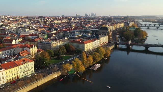 Malerischen-Herbst-Luftaufnahme-der-Prague-Old-Town-Pier-Architektur-und-die-Karlsbrücke-über-die-Moldau-in-Prag,-Tschechische-Republik