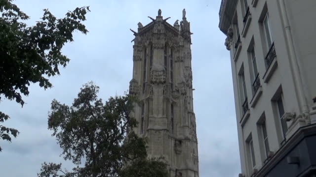Torre-y-árboles-en-París,-Francia