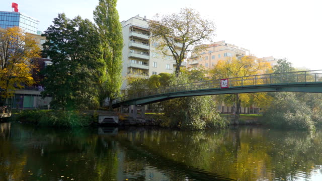 Blick-von-der-Brücke-über-den-Fluss-in-Stockholm-Schweden