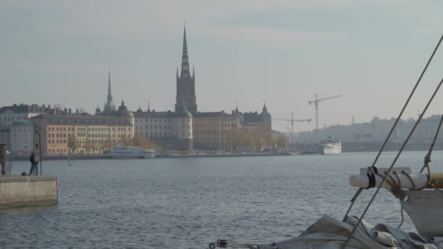 Näher-an-das-große-Gebäude-auf-das-Hafengebiet-in-Stockholm-Schweden