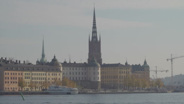 Das-große-Gebäude-auf-der-Seite-der-Hafen-von-Stockholm-Schweden
