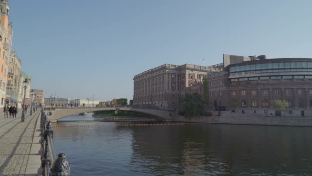 Blick-auf-die-Gebäude-auf-der-Seite-des-Flusses-in-Stockholm-Schweden