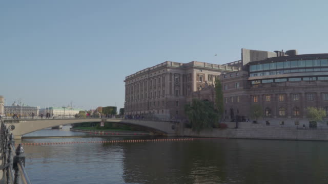 Genaueren-Blick-des-Gebäudes-auf-der-Seite-des-Flusses-in-Stockholm-Schweden