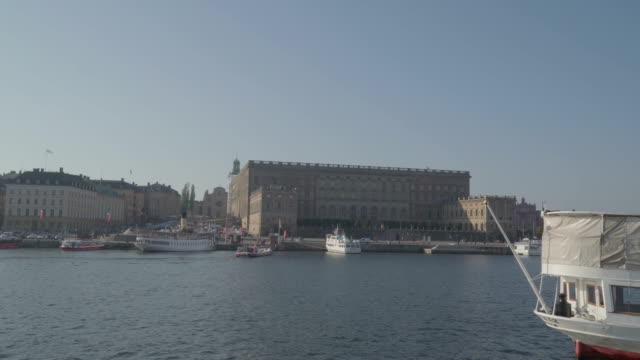 El-vistazo-del-rojo-grande-edificio-en-Estocolmo-Suecia