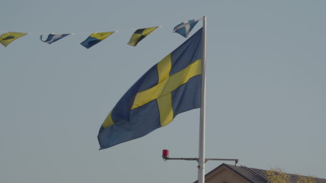 Vistazo-de-la-bandera-de-Suecia-en-un-edificio-en-Estocolmo