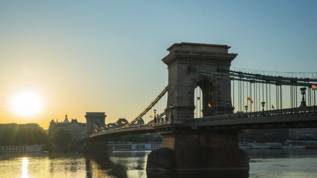 Lapso-de-tiempo-ciudad-de-Budapest-en-el-puente-de-las-cadenas-en-Budapest,-Hungría-timelapse