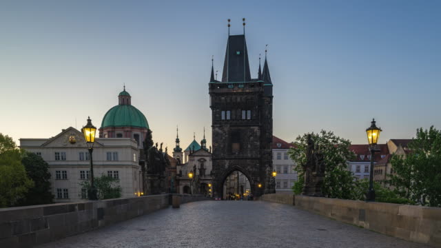 Prager-Altstadt-mit-Blick-auf-die-Karlsbrücke-im-tschechischen-Timelapse-4K
