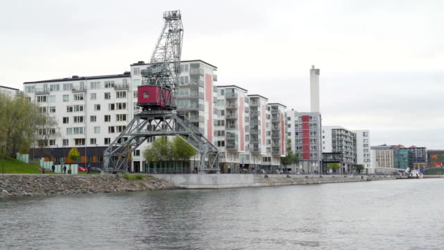 Ein-großer-Turmdrehkran-auf-der-Seite-der-Gebäude-in-Stockholm-Schweden