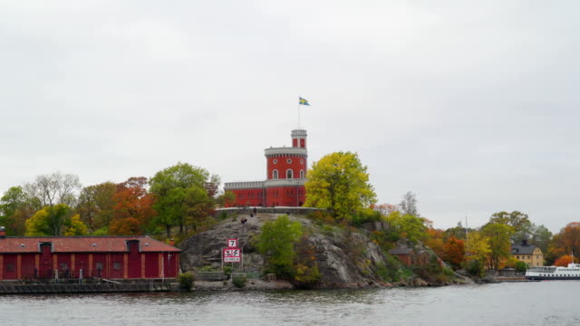 Die-rote-Burg-mit-der-Flagge-auf-dem-Gipfel-in-Stockholm-Schweden