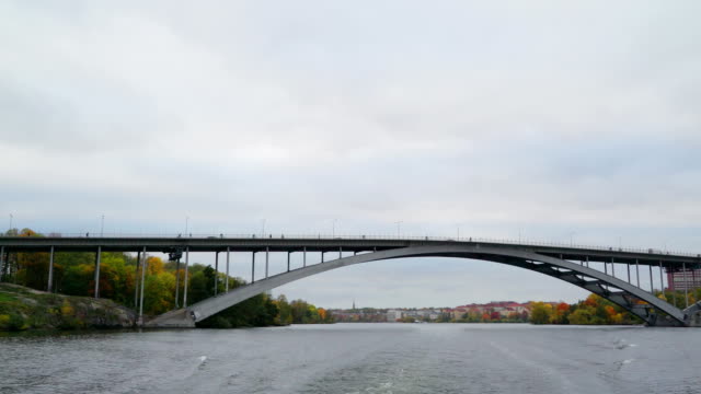 Eine-der-langen-Brücken-in-Stockholm-Schweden