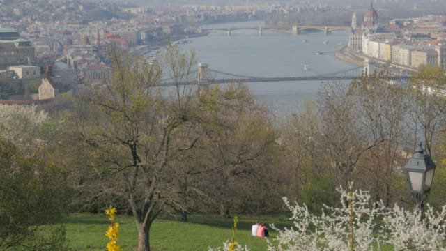 Berühmte-Parlament-und-Donau-Fluss-Szene-aus-Citadela-Hügel-Anblick-4K