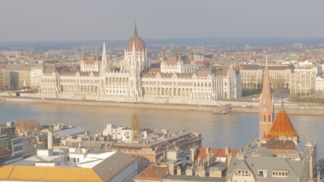 Ungarischen-Parlamentsgebäude-von-Tag-zu-Tag-von-Budaseite-4K
